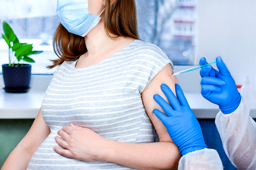 Pfizer rivela: i vaccini sulle donne in gravidanza approvati senza sperimentazione - L'INDIPENDENTE