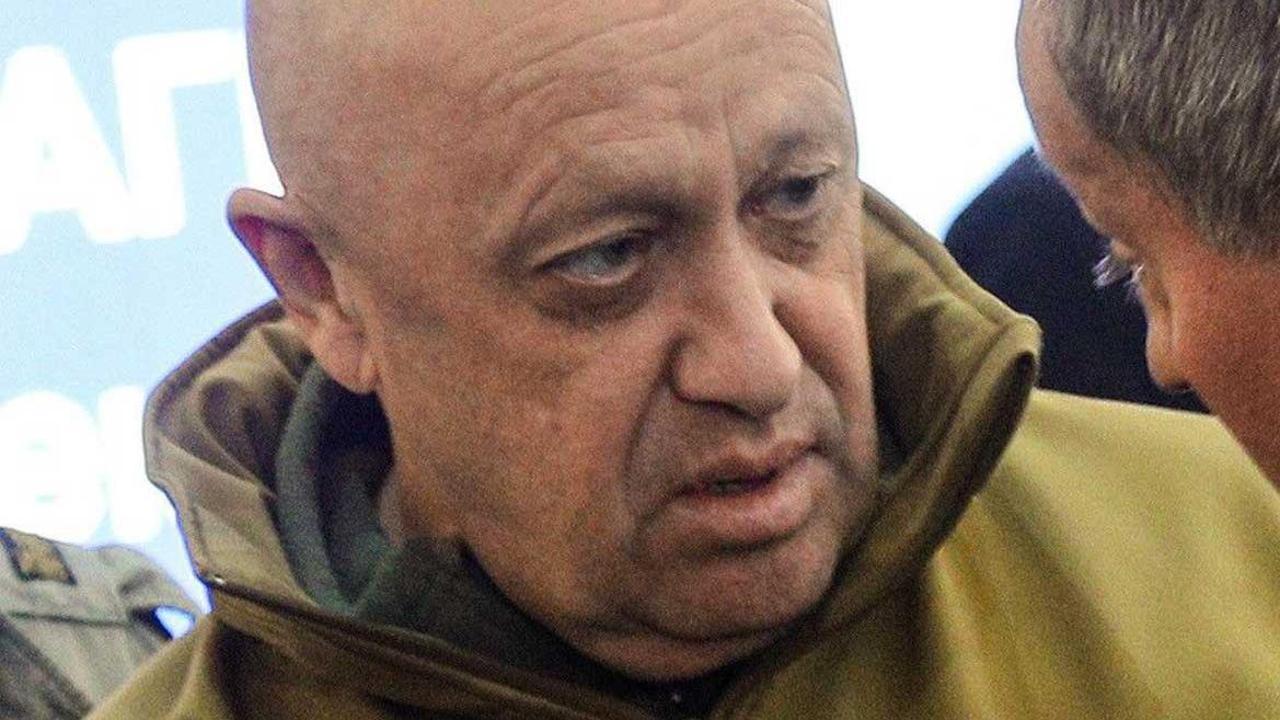 Il guanto di sfida di Prigozhin a Zelensky: “Giochiamoci il Donbass in duello aereo” - La Stampa