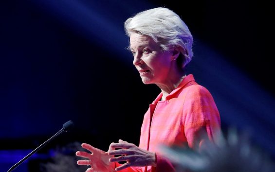 Vaccino Covid, New York Times fa causa a von der Leyen per i messaggi con Pfizer | Sky TG24