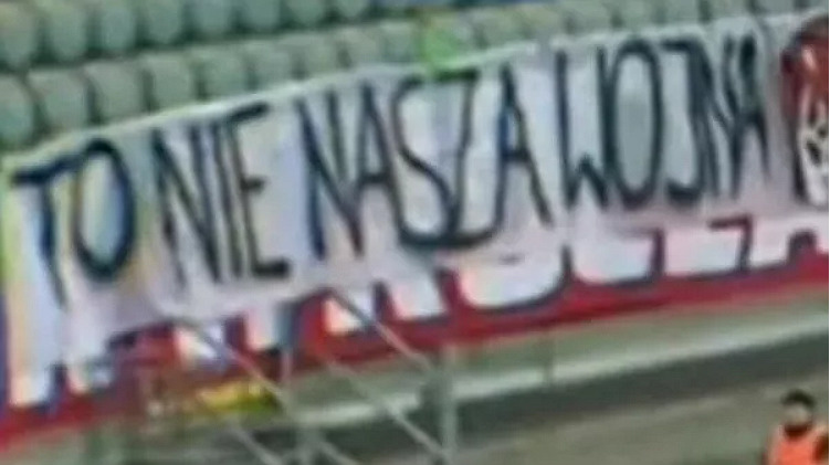 In Polonia è scoppiato lo scandalo per lo striscione anti-ucraina - Grandeinganno