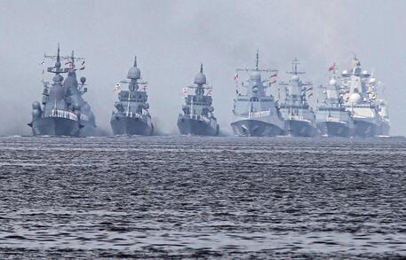 Mediterraneo, l’allarme della Marina Militare: rischi dalla massiccia presenza di navi della Russia - Grandeinganno
