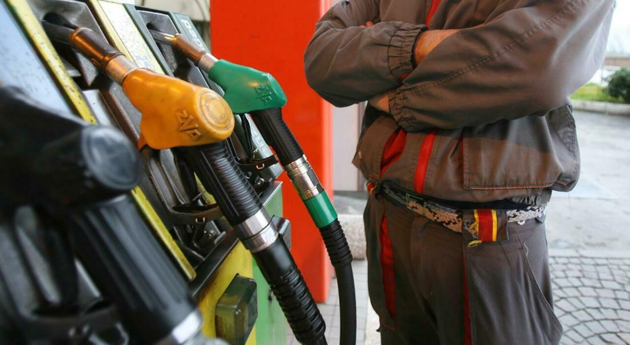 Auto a benzina e diesel, stop ufficiale dal 2035: via libera della Ue. L'Italia si è astenuta