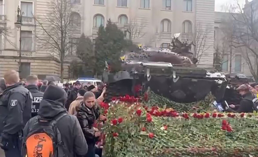 Fallisce il tentativo della Germania di umiliare la Russia: rimosso il carrarmato che i cittadini avevano riempito di rose rosse - Grandeinganno