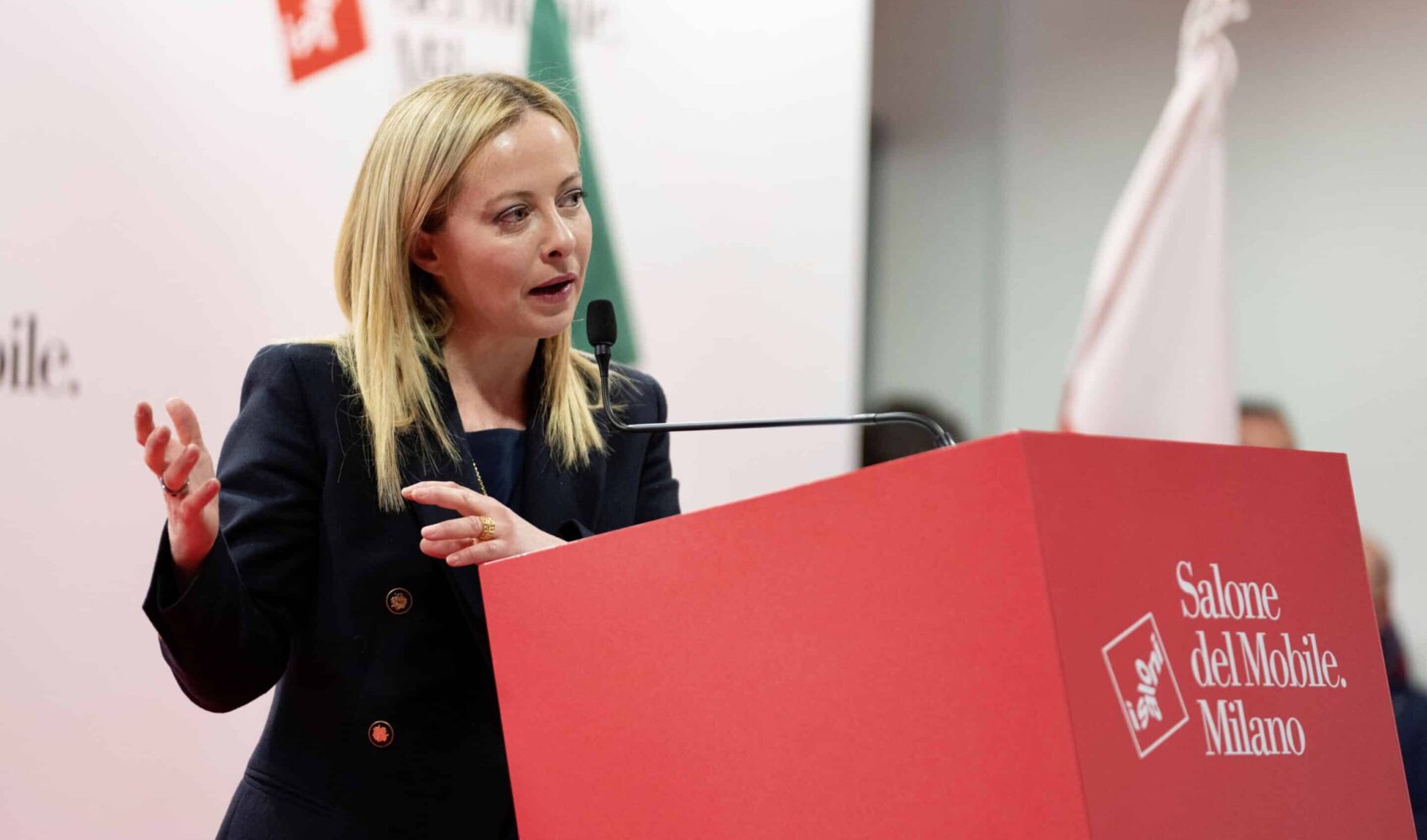 Passerella al Salone del mobile. E due figuracce per la Meloni | LA NOTIZIA