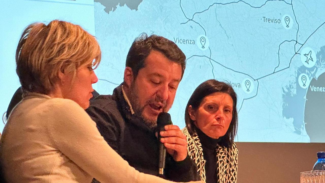 Salvini attacca la Cina e Ue per le auto elettriche: “Non mi stupirei di valigette piene di soldi da Pechino a Bruxelles” - La Stampa