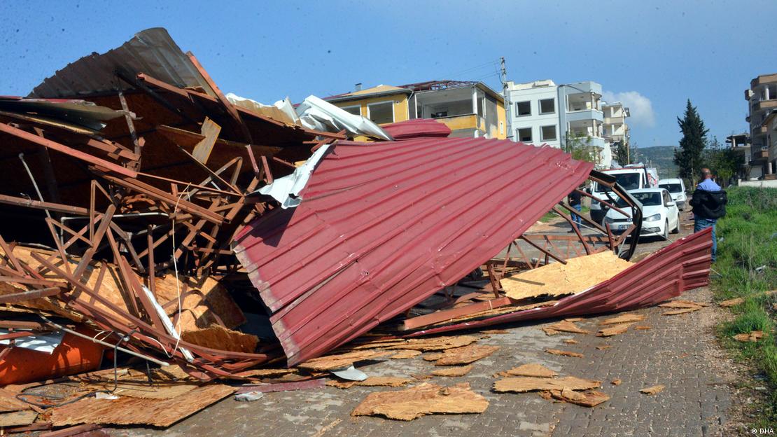 Turchia: tornado si abbatte a Kahramanmaras su tende e container dei sopravvissuti al terremoto, vittime e feriti