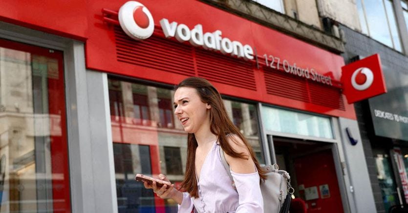 Vodafone, verso un taglio di 11mila posti di lavoro (il 10% del totale) in 3 anni - Il Sole 24 ORE