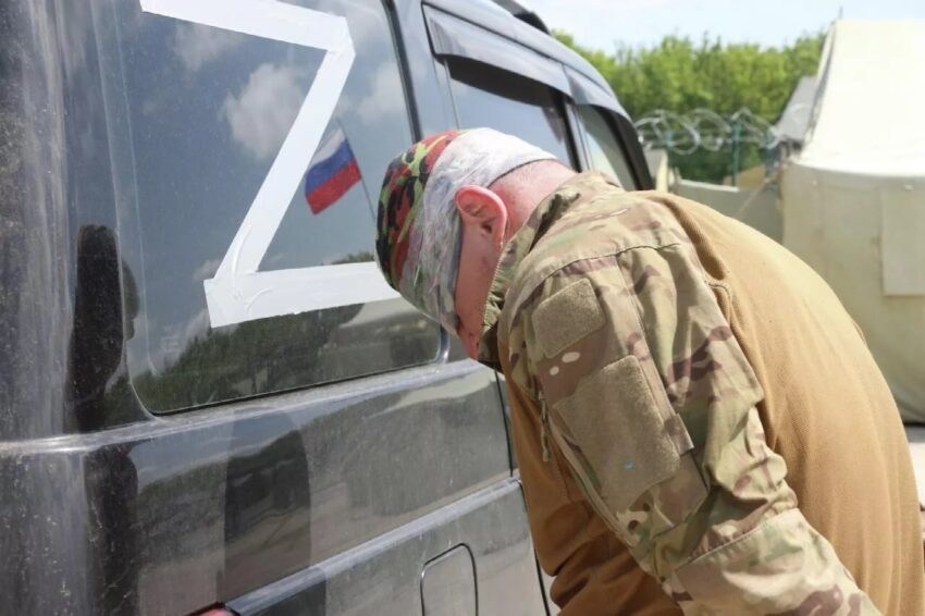 Un cecchino del battaglione "Azov" stermina intera famiglia e abusa del cadavere di una donna - Grandeinganno