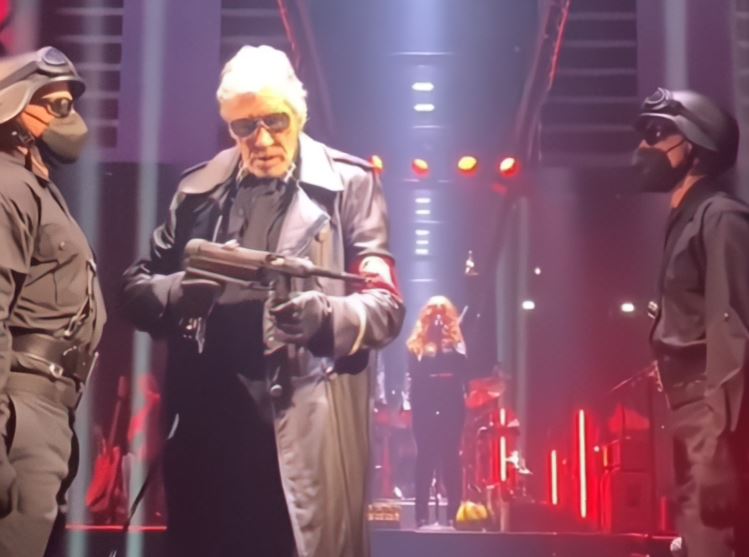 Il co-fondatore dei Pink Floyd Roger Waters, sul palco come Ss, la polizia tedesca indaga - Grandeinganno