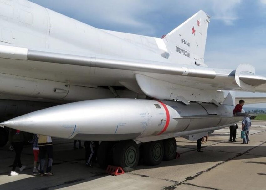 Potenti missili Kh-22 russi sferrano attacco su Kiev: Impossibili da intercettare, denuncia l'American Military Watch Magazine - Grandeinganno