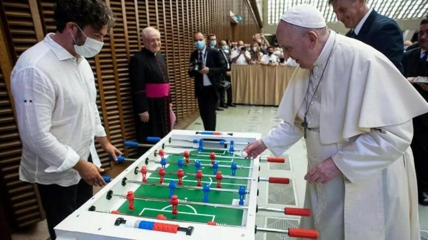 Papa Francesco: i comandamenti non sono assoluti - Grandeinganno