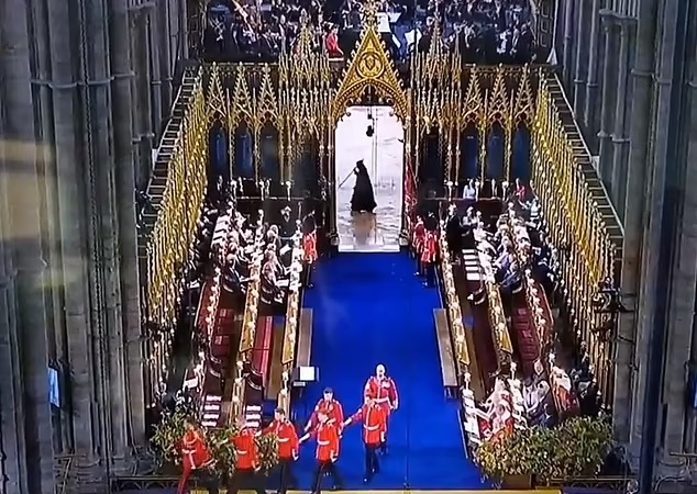L'angelo della morte (il mietitore), appare all'incoronazione di re Carlo. - Grandeinganno