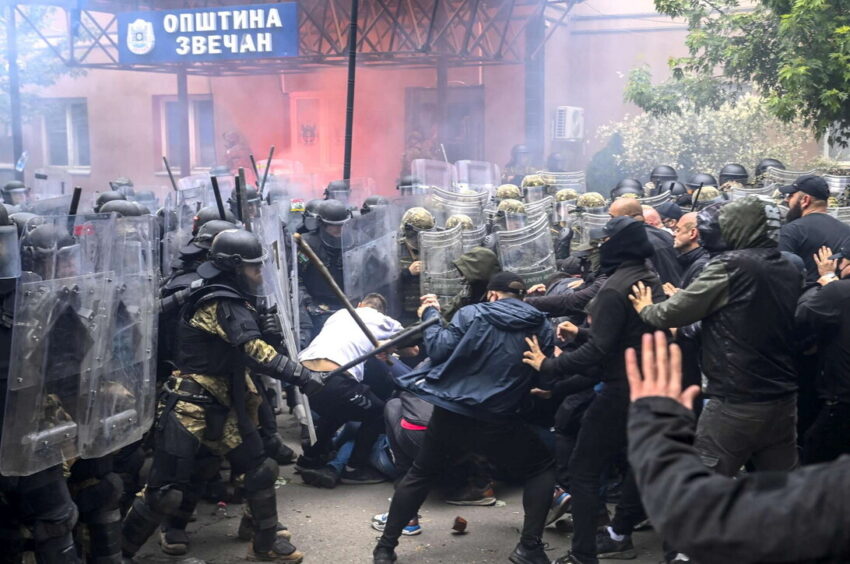 Violenti proteste contro militari della NATO nel Kosovo, 34 militari feriti, Giorgia Meloni: "ulteriori attacchi non saranno tollerati" - Grandeinganno