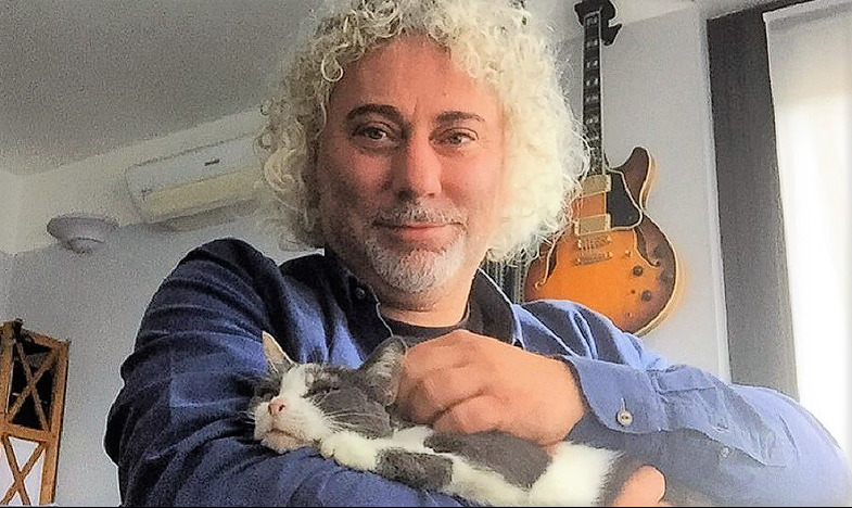 Musicista stroncato da malore a 47 anni: la sera prima aveva suonato a Borgomanero. Lavorava in una Rsa in Lombardia - Grandeinganno