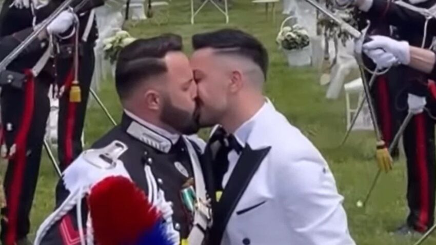 Nozze gay nel Brindisino, carabiniere sposa il compagno in alta uniforme: picchetto d'onore per la coppia - Grandeinganno