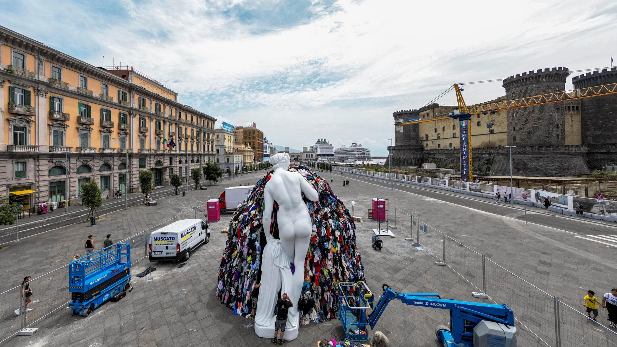 Napoli, la Venere degli Stracci in piazza Municipio: l’arte contemporanea invade la città - la Repubblica