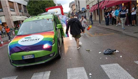 Gay pride Pordenone, rifiuti e uova sul corteo • Imola Oggi