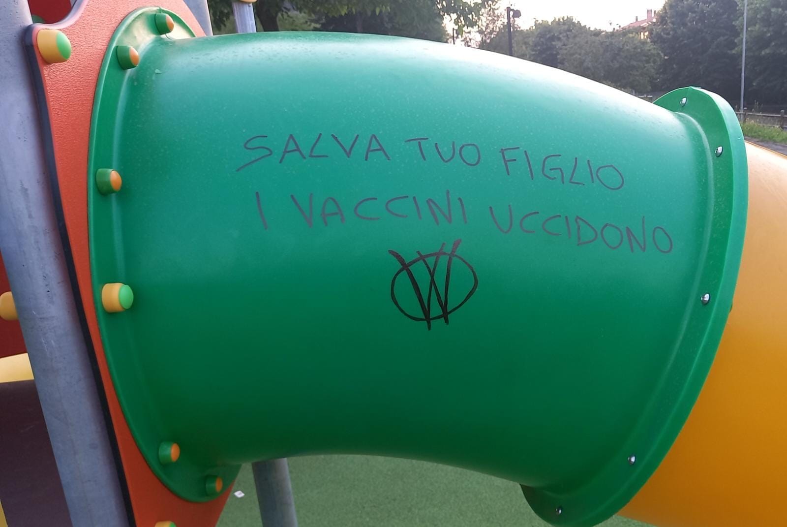 I "No Vax" imbrattano anche il parco giochi - Prima Merate