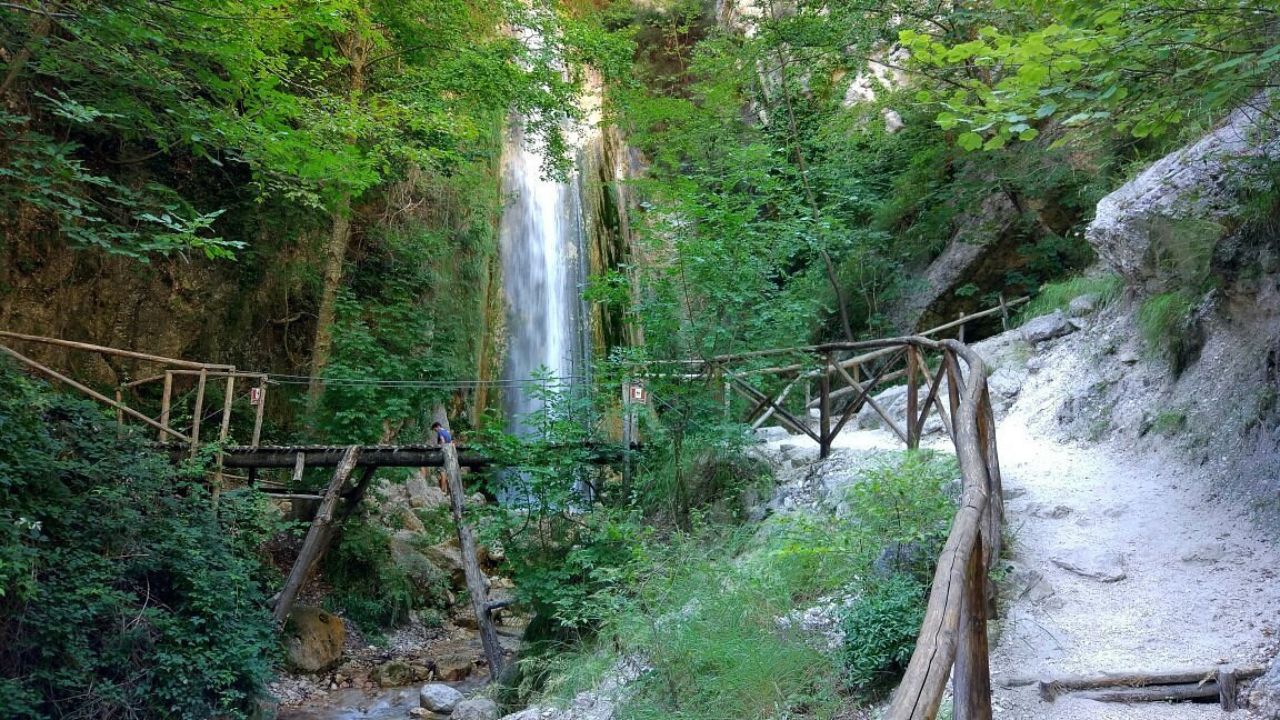 Oasi immersa nel bosco: a pochi passi da Napoli una cascata meravigliosa