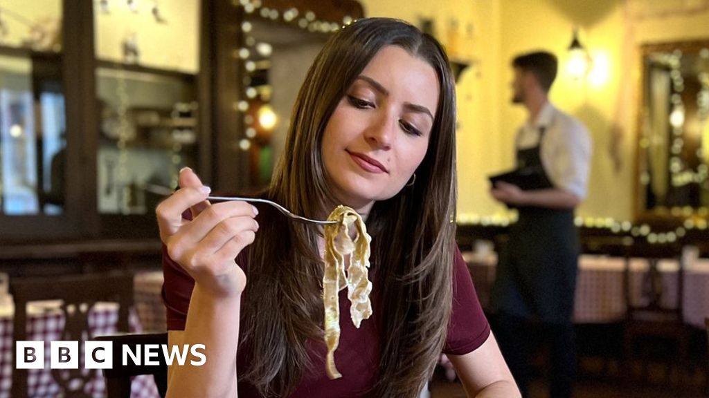 Insects find their way onto Italian plates despite resistance - BBC News