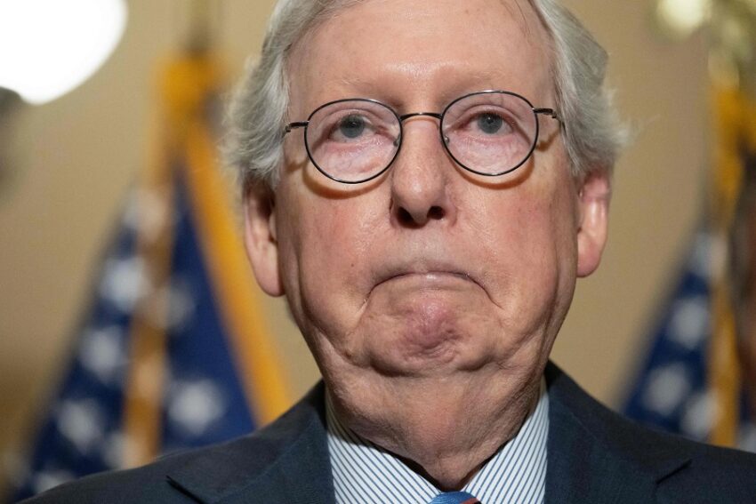 Il leader repubblicano Mitch McConnell si è bloccato durante una conferenza stampa del Senato degli Stati Uniti - Grandeinganno