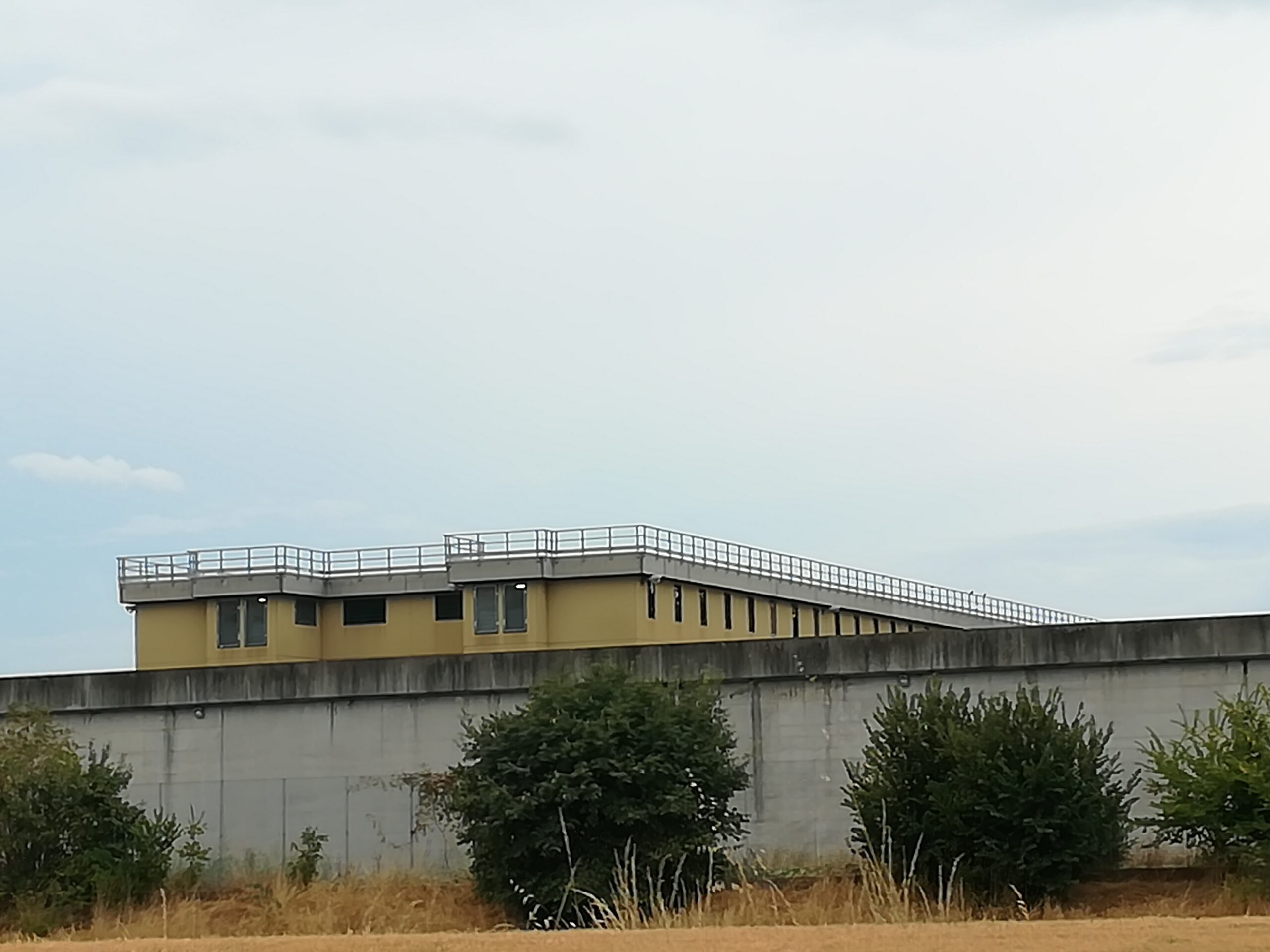 Reggio Emilia: 14 agenti carcerari sospesi e indagati per tortura - L'INDIPENDENTE