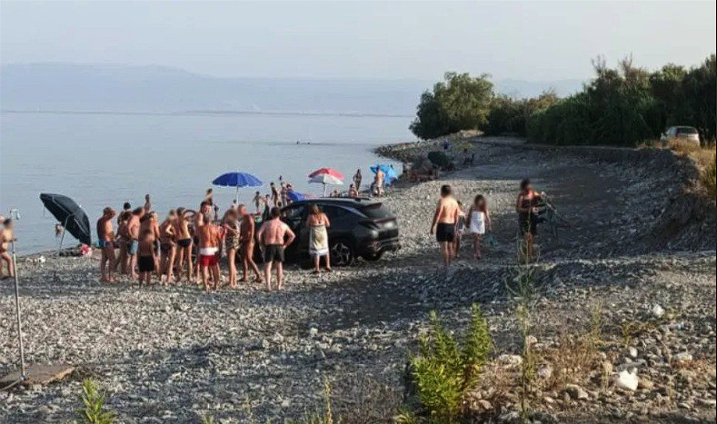 Auto elettrica si mette in moto da sola e finisce tra i bagnanti - Grandeinganno
