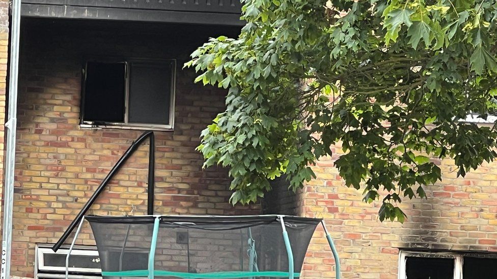 "Non caricate monopattini e bici elettriche di notte": la drammatica richiesta dei vigili del fuoco dopo la morte di madre e figli a Cambridge