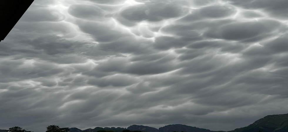 Il cielo sopra Belluno si ricopre di nuvole con strane forme a bolle, è il mammatus: ecco di cosa si tratta - il Dolomiti
