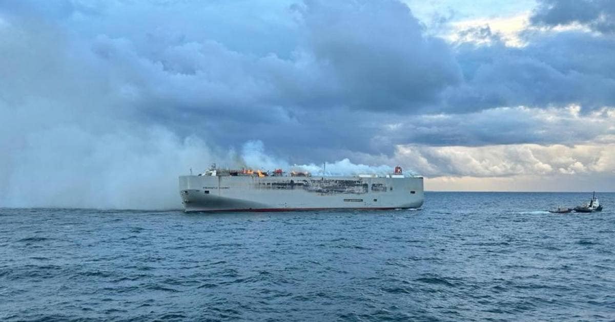 Nave con 2.900 auto in fiamme nel Mare del Nord: sospetti su un'elettrica - Quattroruote.it