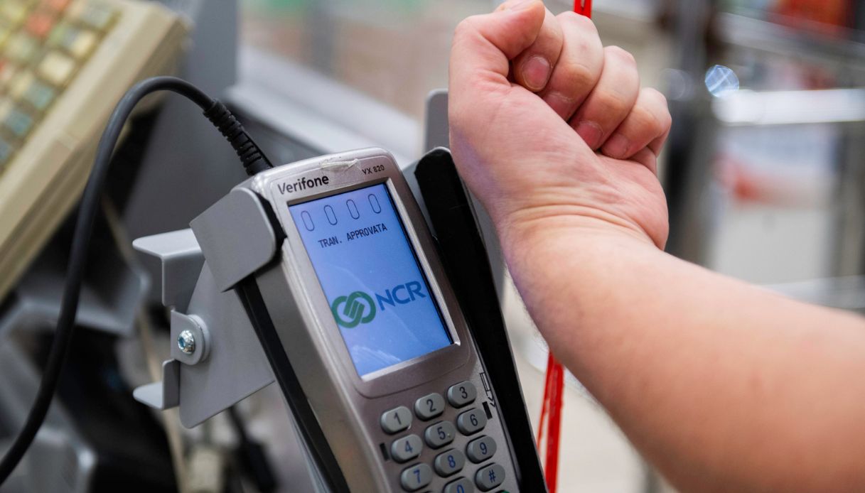 35enne di Brescia si fa installare cinque microchip sottopelle per pagare o aprire le porte