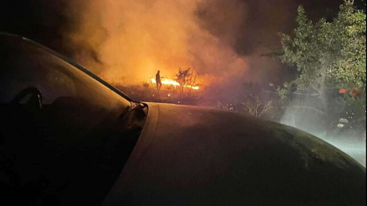 Corpo carbonizzato trovato all’interno di un auto elettrica in fiamme