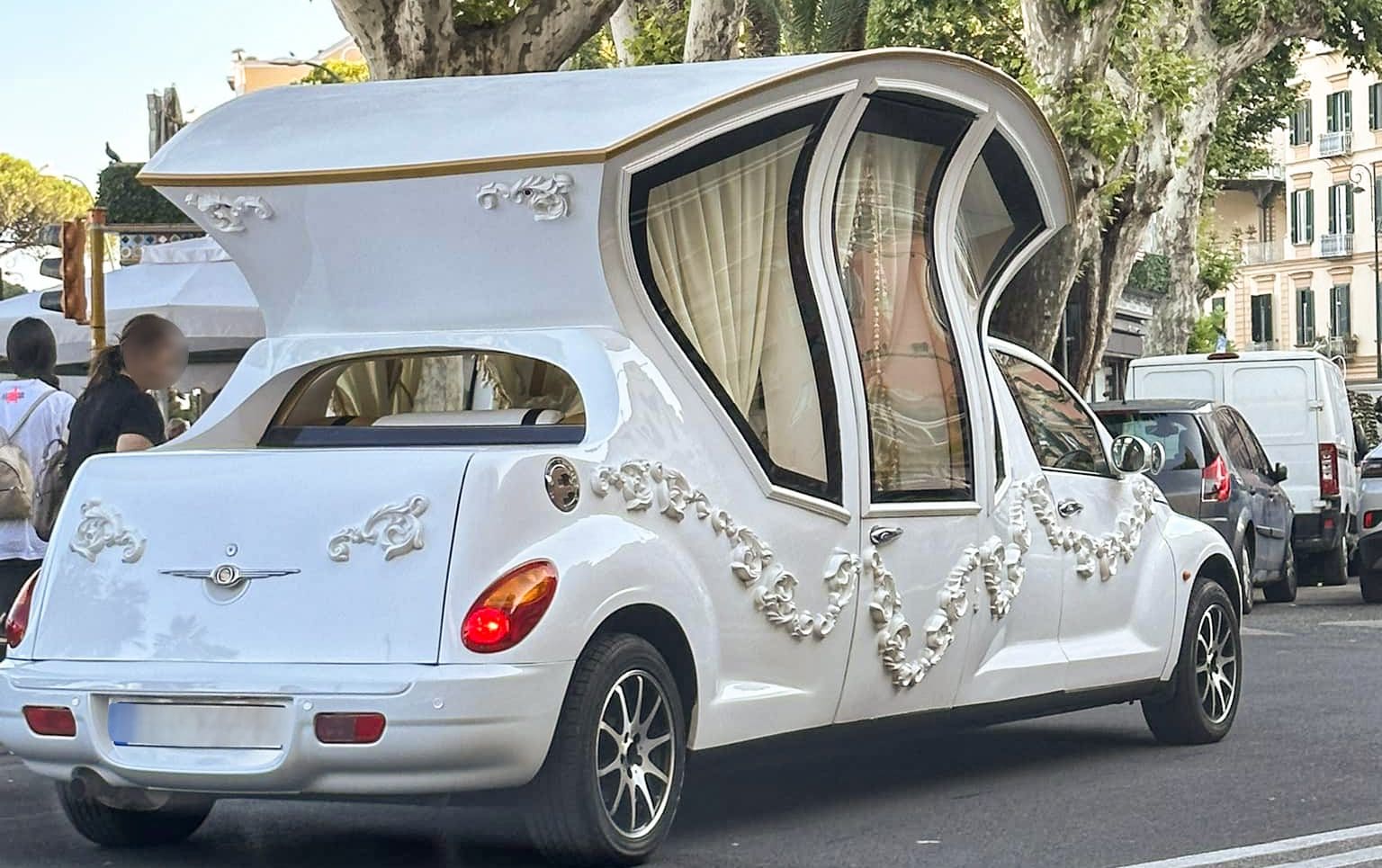 Napoli, l'auto per il matrimonio sembra una carrozza. Gli sposi si interrogano: elegante o trash?