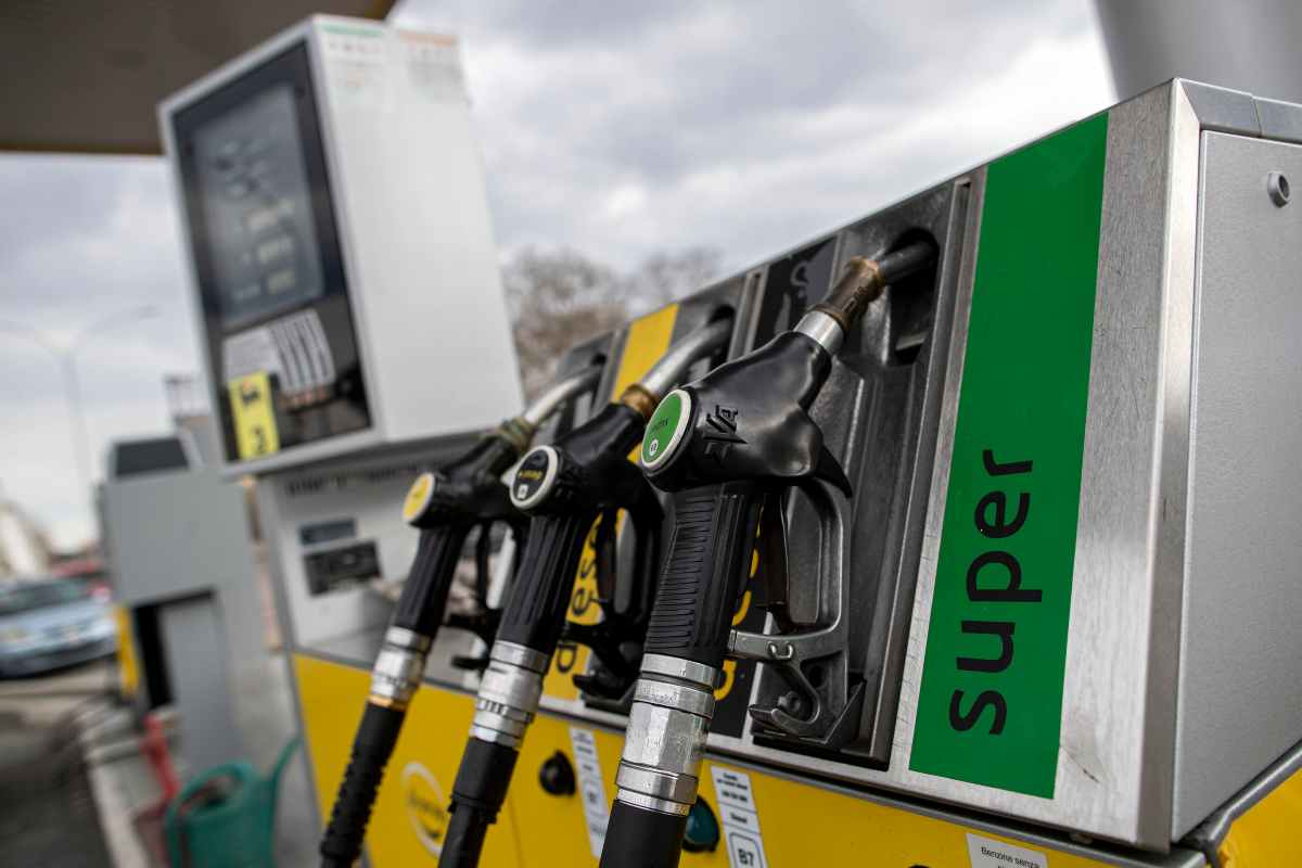 Benzina, interviene l'Unione Europea: imposto il prezzo, la modifica alla legge | Allaguida