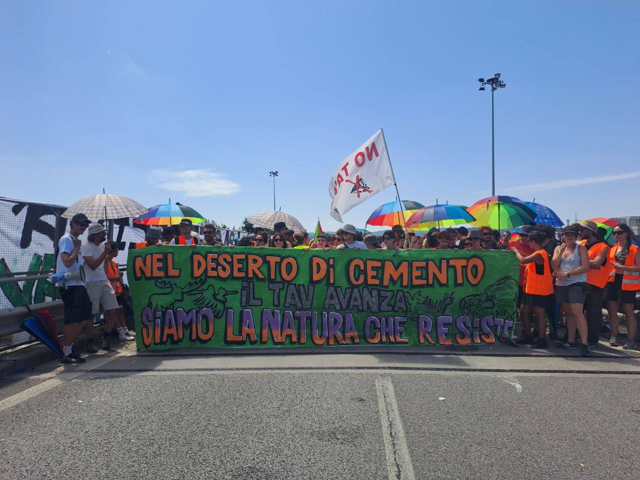 Il movimento NO TAV scende in piazza a Vicenza: la polizia carica con gli idranti - L'INDIPENDENTE
