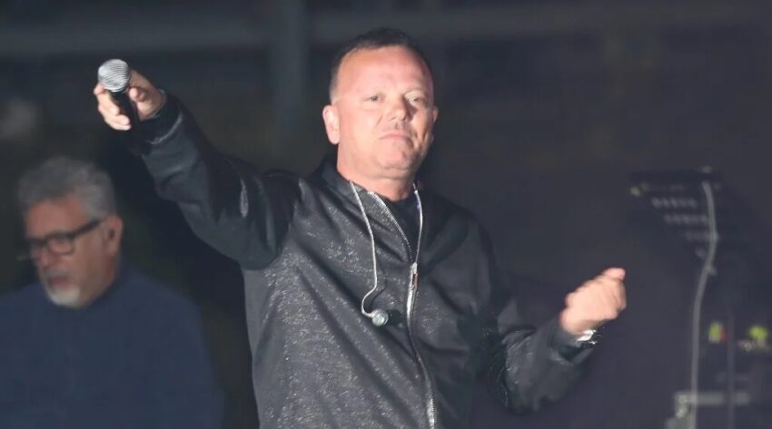 Malori e risse nel pubblico, Gigi D'alessio interrompe il concerto per 20 minuti - Grandeinganno