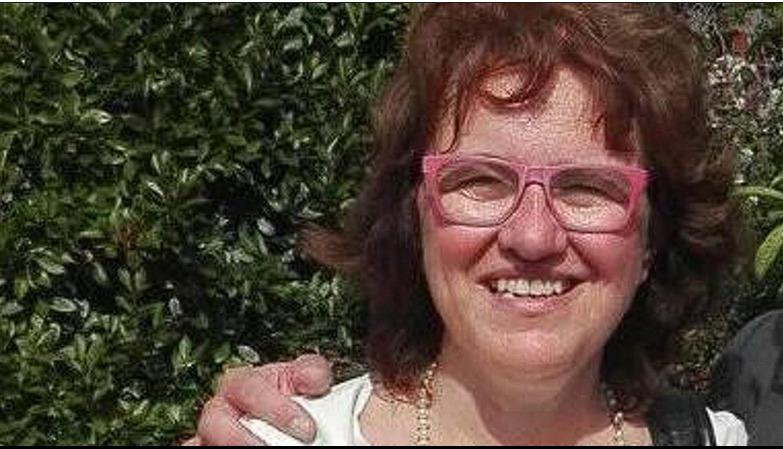 Lerici, dottoressa colta da malore muore sulla battigia. Aveva 59 anni, i bagnanti lasciano la spiaggia in segno di lutto - Grandeinganno