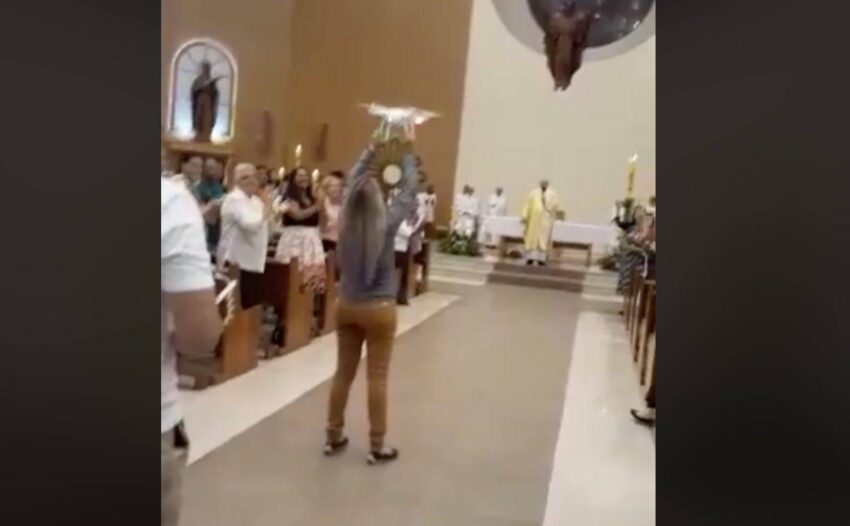 Drone in chiesa: una giovane devota conduce il santissimo tra le acclamazioni dei fedeli - Grandeinganno