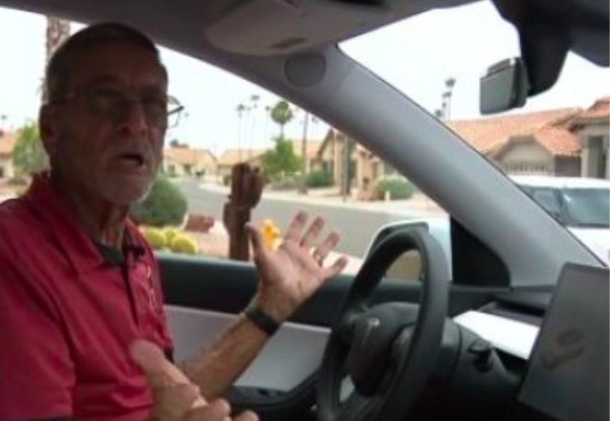 “Ero intrappolato sotto al sole, credevo di morire” L’auto elettrica finisce la batteria, il proprietario rimane intrappolato all’interno: senza corrente non gli lascia nemmeno aprire la portiera – DC NEWS