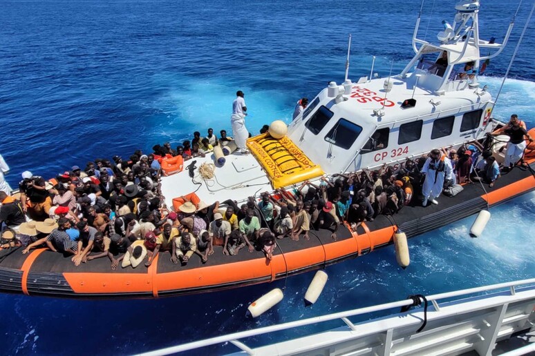 Raddoppiano gli Sbarchi di clandestini a Lampedusa: Numeri Record 4000 ospiti nell'hotspot. - Grandeinganno