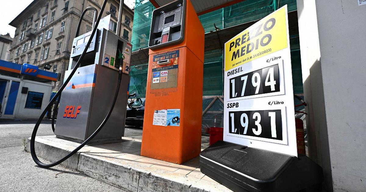 Benzina a 2,7 euro su A8 Varese-Milano: domani esposto Assoutenti alla Guardia di Finanza