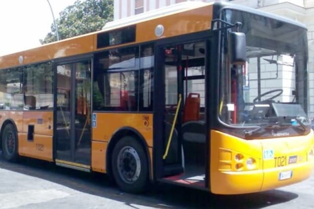 Napoli, controllore Anm multa e fa scendere dal bus una donna incinta in preda alle doglie