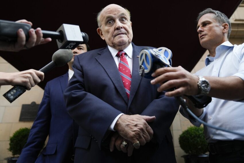 Giuliani si costituisce nel carcere della Georgia per il caso di sovversione elettorale di Trump - Grandeinganno
