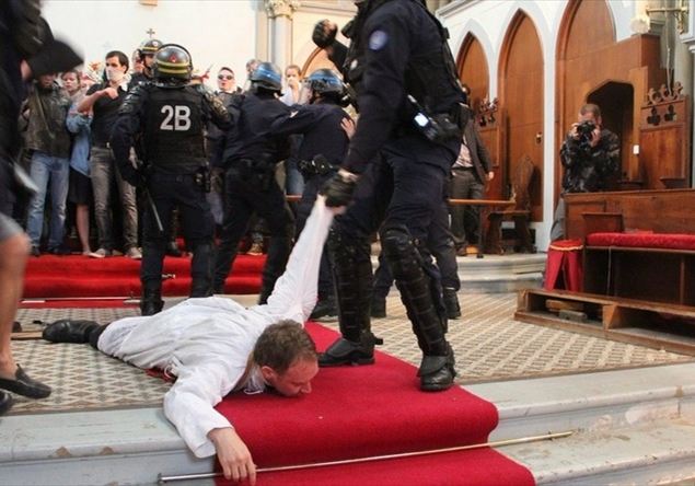 Parigi, la resistenza dei cattolici contro la demolizione della chiesa di S. Rita - Famiglia Cristiana