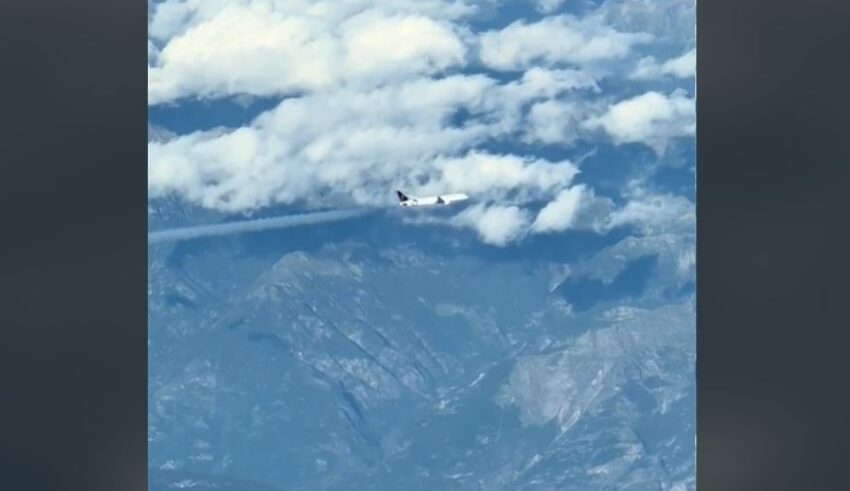 Mentre sorvola le Alpi svizzere, un pilota, individua due oggetti non identificati nel cielo. - Grandeinganno