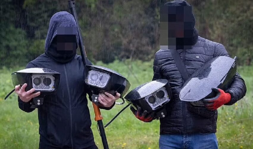 Londra: membro dei Blade Runner, danneggia le telecamere ULEZ in un atto di protesta - Grandeinganno