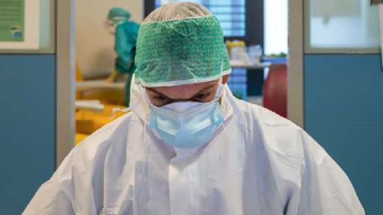 Infermiere toglie la mascherina per bere, primario chiama il 112 • Imola Oggi