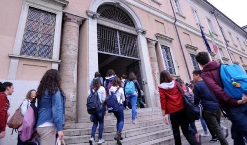 Fino a 2 anni carcere se il figlio non va a scuola e pene più severe per i minori, le nuove misure contro la criminalità giovanile - Grandeinganno