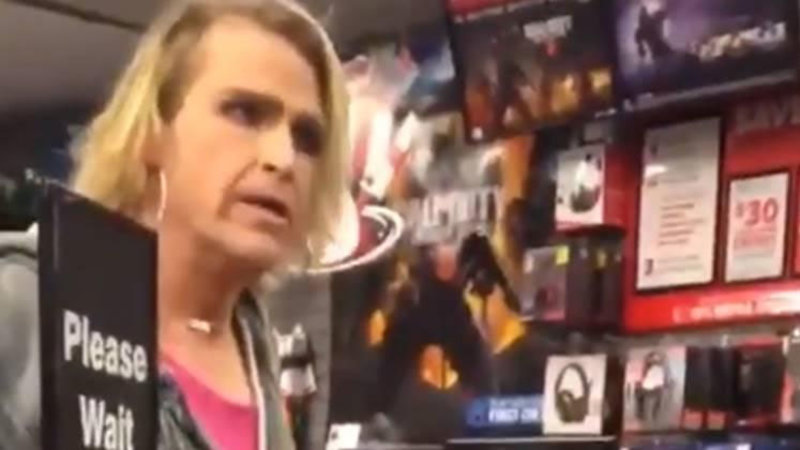 Trans minaccia un dipendente del negozio GameStop per essere stato chiamato 'signore' invece di 'signora' - Grandeinganno