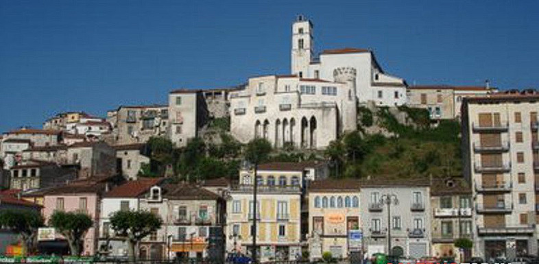 Colto da malore mentre sale al Comune: morto un insegnante - Grandeinganno
